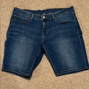 Levi’s mid rise size 31 faded blue jean shorts-ladies